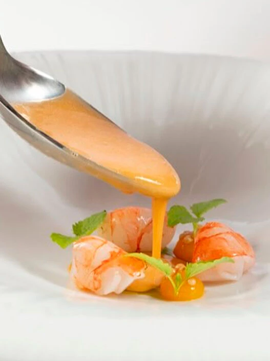 Salseado de gamba roja fresca con crema tibia sobre colas peladas en el restaurante Marc Fosh.