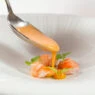 Salseado de gamba roja fresca con crema tibia sobre colas peladas en el restaurante Marc Fosh.