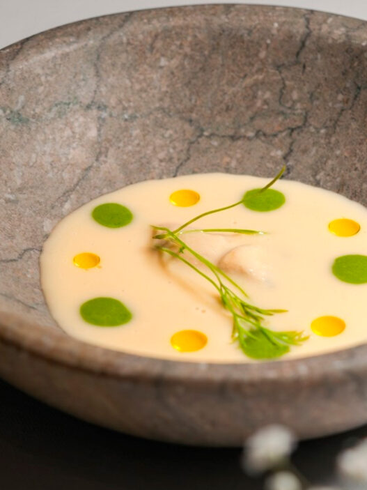 Plato Salmonete · Gazpachuelo · Patata del menú degustación Palodú en Málaga