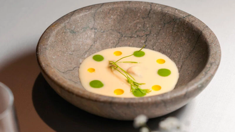 Plato Salmonete · Gazpachuelo · Patata del menú degustación Palodú en Málaga