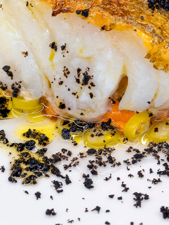 Lomo de bacalao con aguacate y naranja del menú Solaina en el restaurante Silabario.