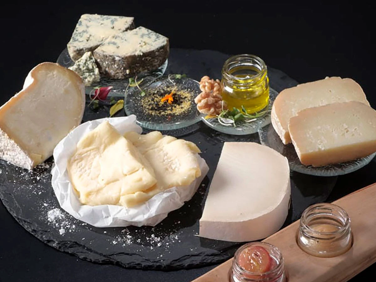 Selección de quesos gallegos y europeos del menú Solaina en el restaurante Silabario.