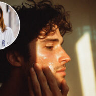 Hombre de 35 años realizando una rutina del cuidado de la piel antienvejecimiento recomendada por la dermatóloga Ana Molina