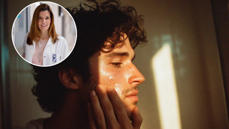 Hombre de 35 años realizando una rutina del cuidado de la piel antienvejecimiento recomendada por la dermatóloga Ana Molina
