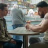 Protagonistas de la serie Half Man en una secuencia de la serie en la que aparecen sentados uno frente al otro en una cafetería