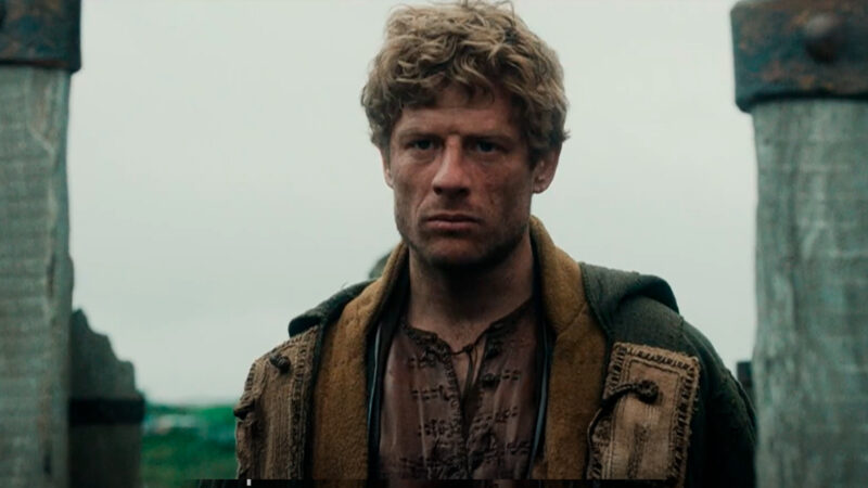 El actor James Norton en la serie Rey y conquistador de HBO Max
