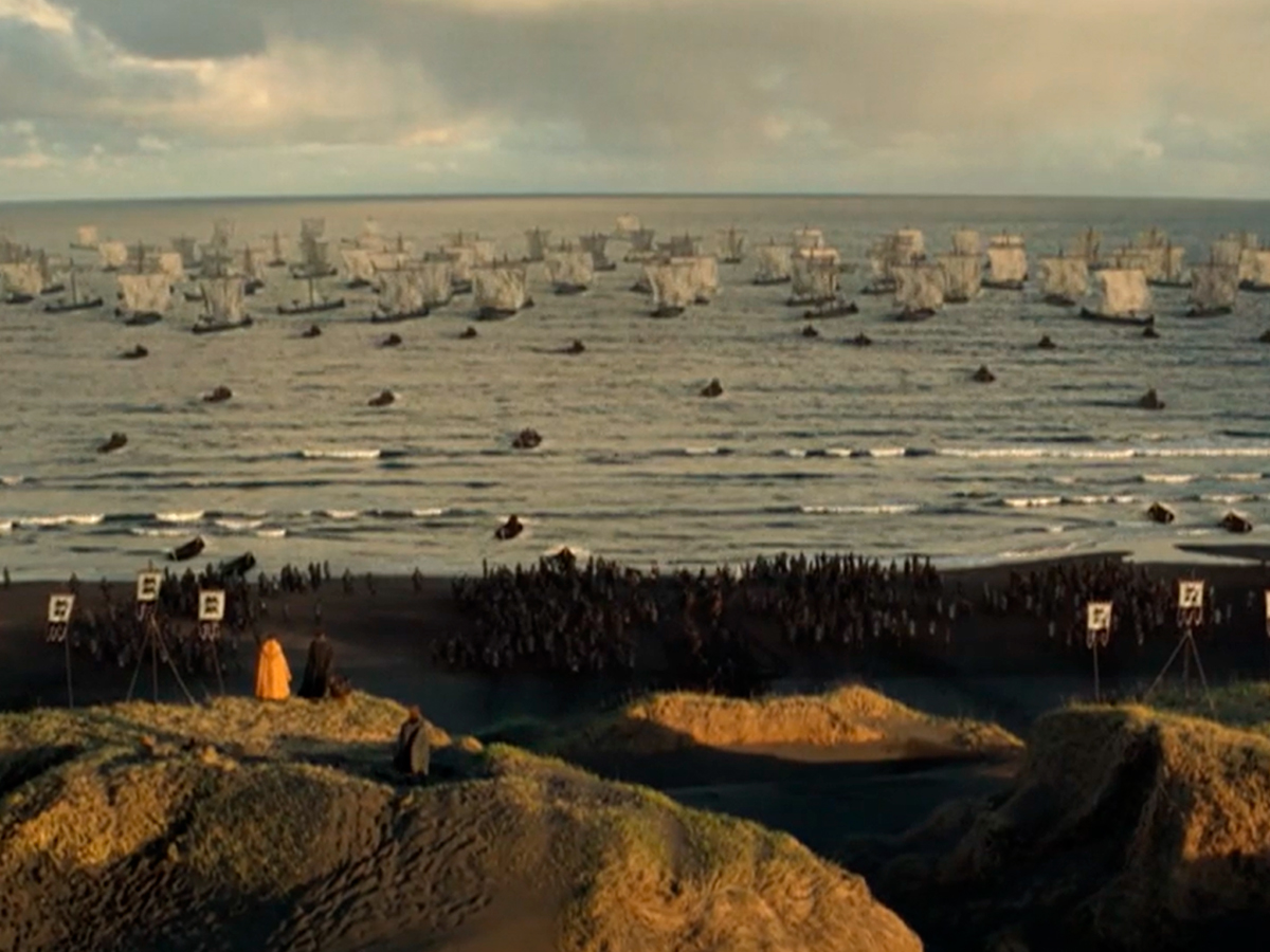 Escena de la serie Rey y Conquistador de HBO Max en la que se ve una playa con muchos barcos de guerra en el mar, parece una secuencia previa a una batalla de conquista