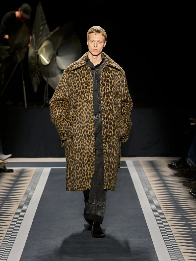 Modelo con abrigo de leopardo y pantalón negro lavado en el desfile de Lanvin otoño-invierno 2025/2026