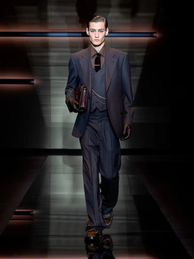 Traje tres piezas gris oscuro con chaleco entallado y accesorios en marrón del desfile Emporio Armani otoño invierno 2025.