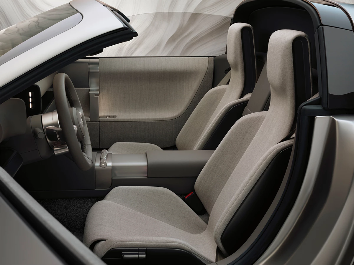 Asientos delanteros del Audi Concept C con diseño minimalista en tonos titanio