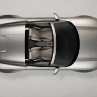 Vista aérea del Audi Concept C mostrando la configuración biplaza y el techo retráctil rígido