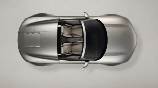 Vista aérea del Audi Concept C mostrando la configuración biplaza y el techo retráctil rígido