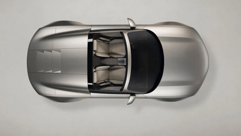 Vista aérea del Audi Concept C mostrando la configuración biplaza y el techo retráctil rígido