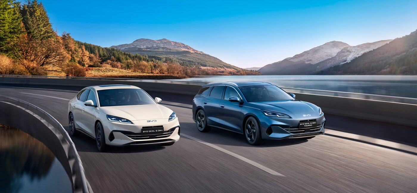 Los nuevos BYD SEAL 6 DM i 2025 Touring o sedán circulando por una carretera