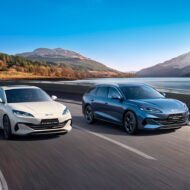 Los nuevos BYD SEAL 6 DM i 2025 Touring o sedán circulando por una carretera