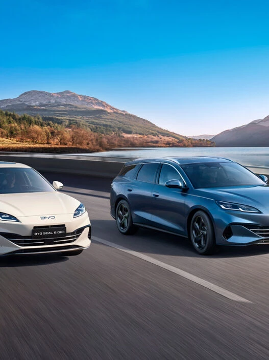 Los nuevos BYD SEAL 6 DM i 2025 Touring o sedán circulando por una carretera