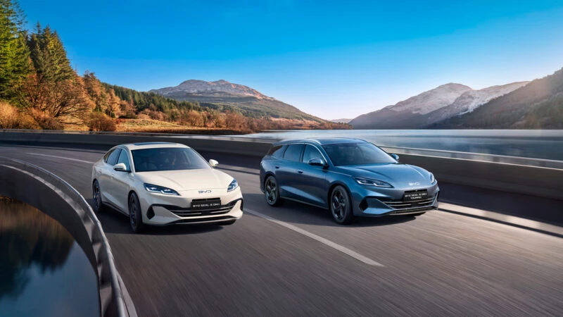 Los nuevos BYD SEAL 6 DM i 2025 Touring o sedán circulando por una carretera