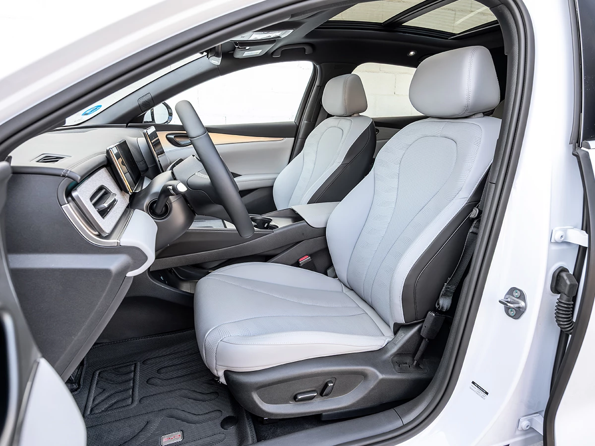 Asientos delanteros del Nuevo BYD SEAL 6 DM-i con tapicería en cuero vegano claro.