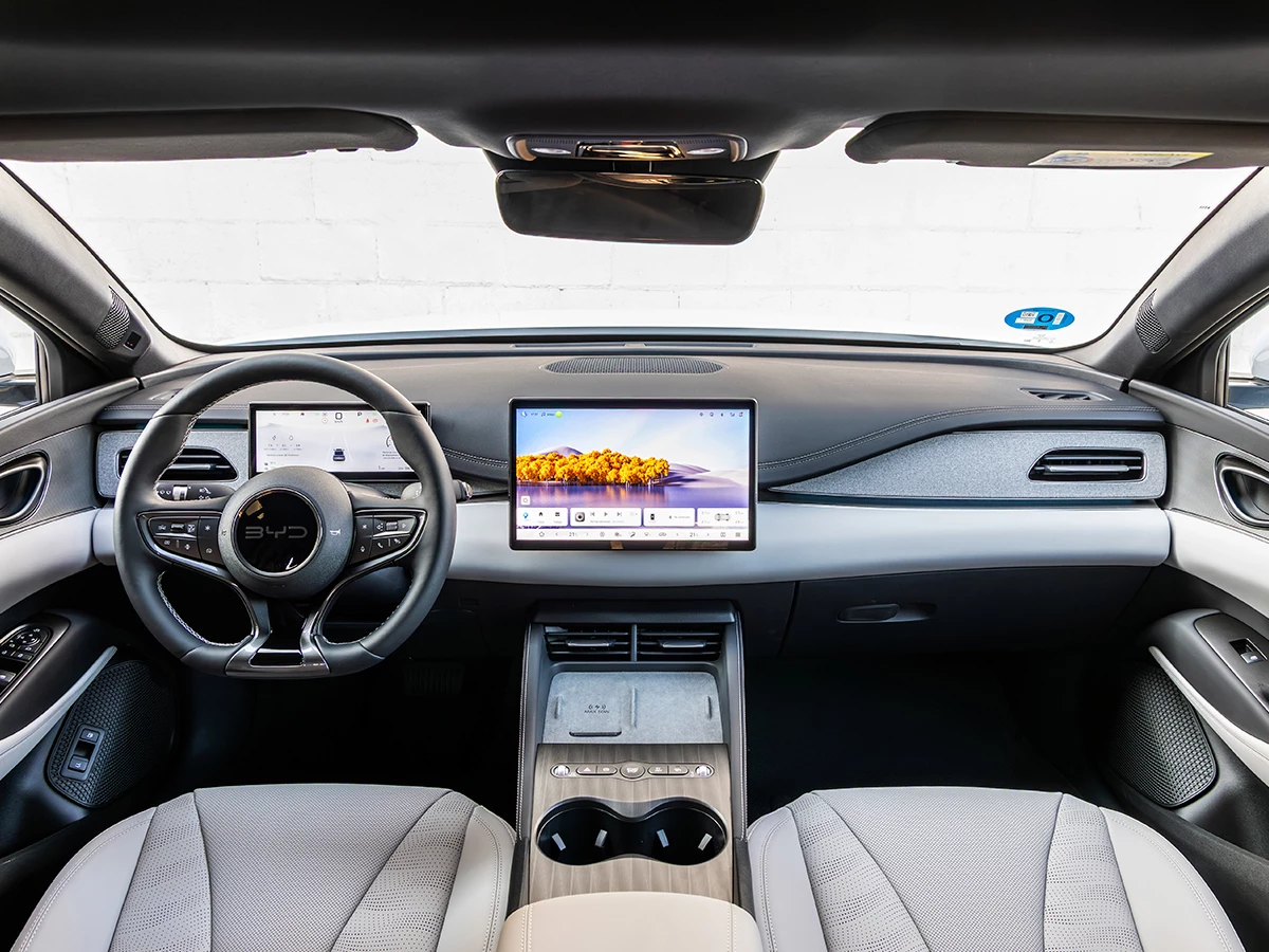 Interior del Nuevo BYD SEAL 6 DM-i 2025 con pantalla central y volante multifunción.