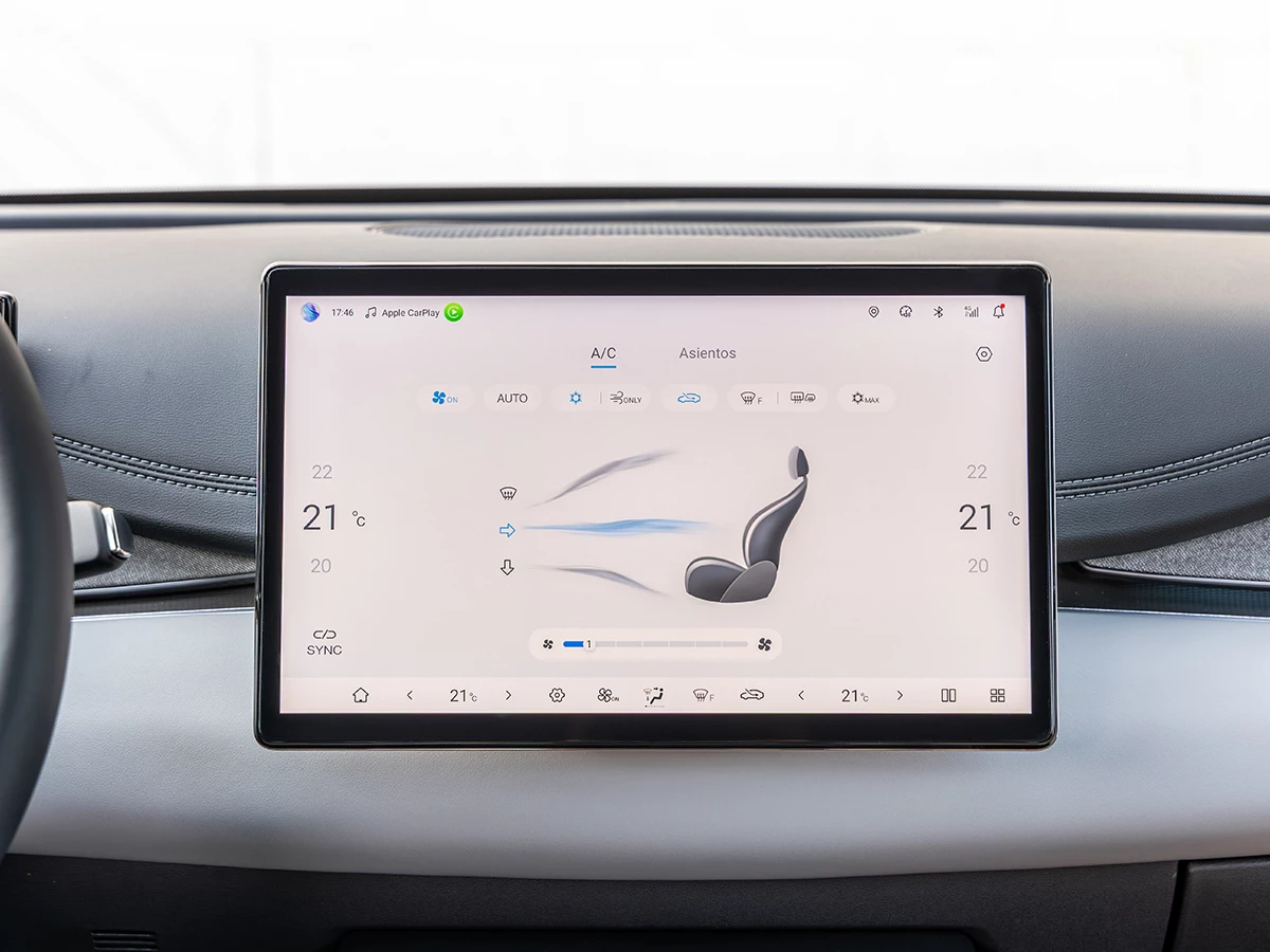 Pantalla táctil del Nuevo BYD SEAL 6 DM-i mostrando los controles de climatización digital.