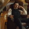 Escena de la serie La casa Guinness de Netflix en la que aparece el protagonista sentado en un sillón