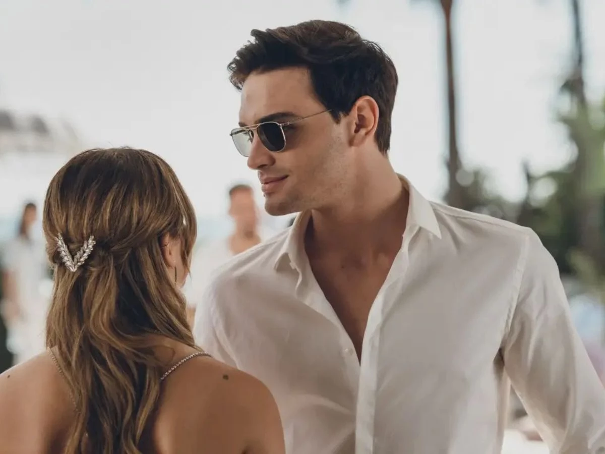 Escena de la película "Culpa nuestra" en la que se ve a Gabriel Guevara con una camisa blanca y unas gafas de sol.