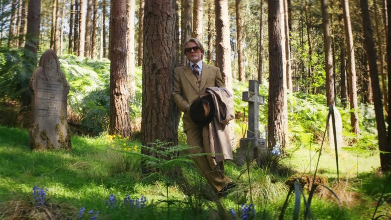 Daniel Craig interpretando al detective Benoit Blanc, en la película Puñales por la espalda: de entre los muertos