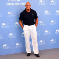 Dwayne Johnson sorprende con su cambio físico y recibe la ovación más larga del Festival de Cine de Venecia Dwayne Johnson photocall Festival de Cine de Venecia