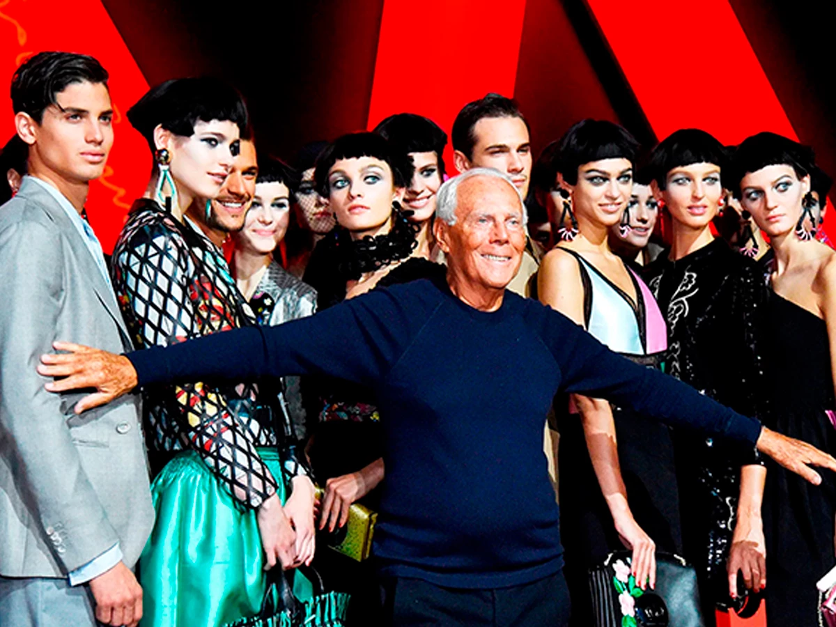 Armani y las modelos agradecen los aplausos tras la presentación del desfile femenino de la colección primavera-verano 2019, celebrado durante la Semana de la Moda de Milán en 2017.