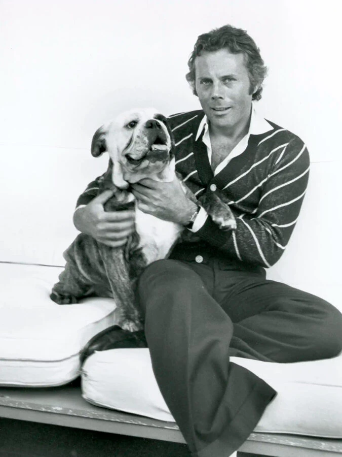 Giorgio Armani de joven junto a su perro