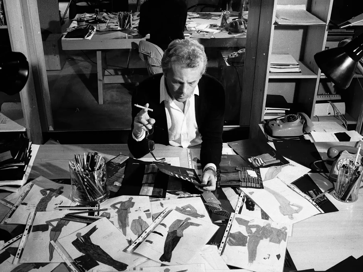 Armani examinando bocetos para nuevos diseños en 1979.