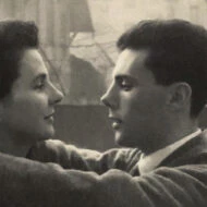 El diseñador Giorgio Armani de joven abrazando a su madre.