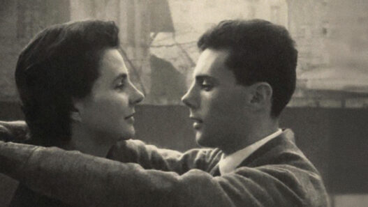 El diseñador Giorgio Armani de joven abrazando a su madre.