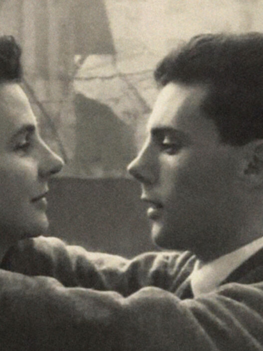 El diseñador Giorgio Armani de joven abrazando a su madre.