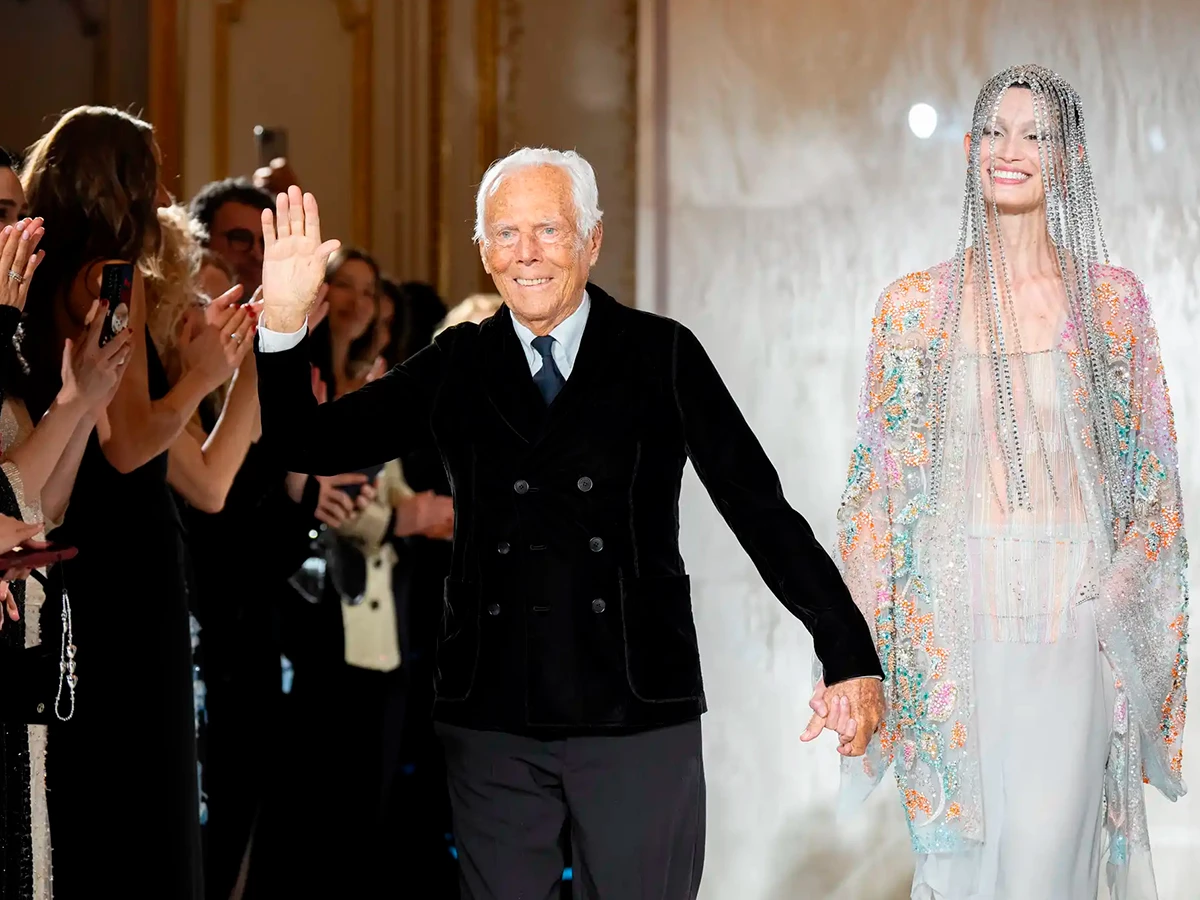 Giorgio Armani al final de la presentación de la colección Privé primavera-verano 2025