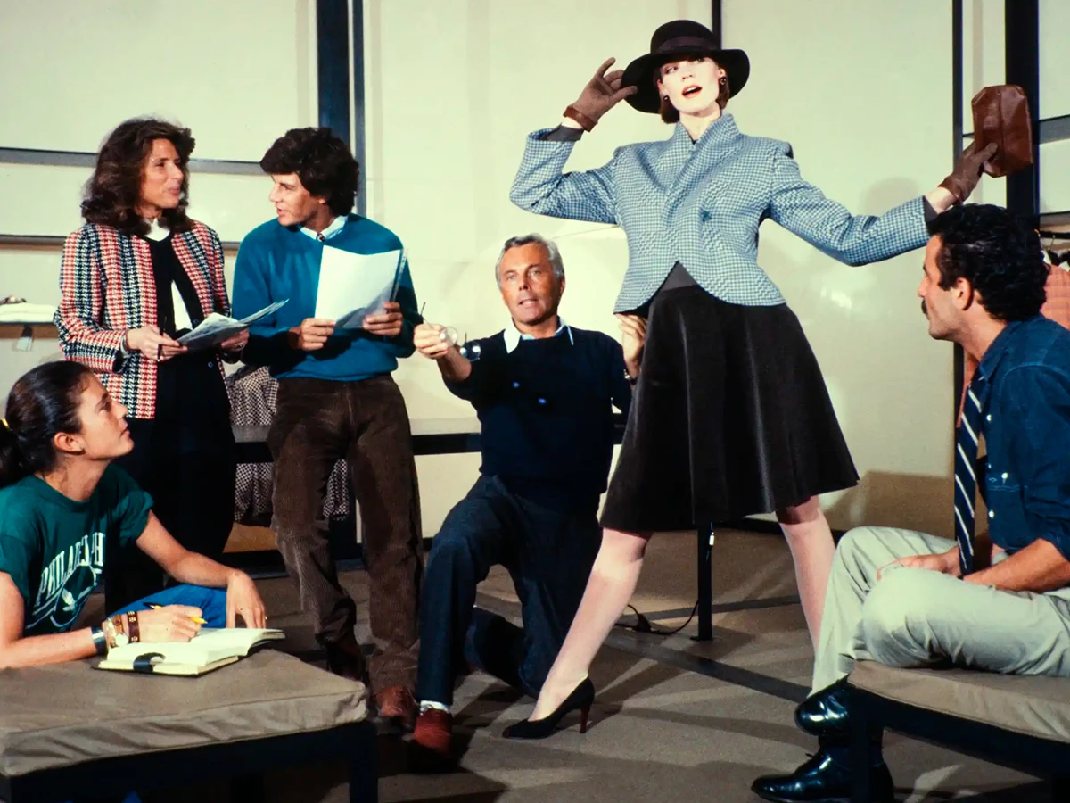 Giorgio Armani durante la preparación de su colección otoño-invierno en marzo de 1983
