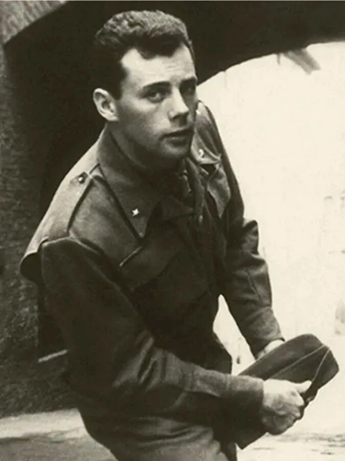 Giorgio Armani de joven, en 1952 haciendo el servicio Militar