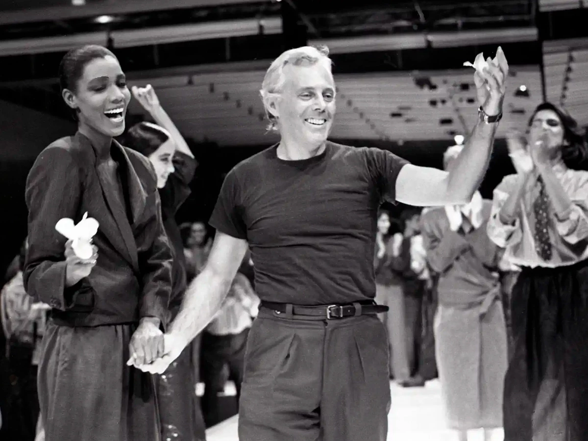 Armani al final de su desfile para presentar su colección primavera-verano de 1983.