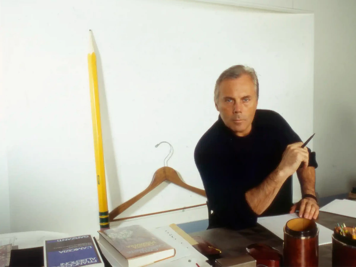 El diseñador Giorgio Armani trabajando en su oficina en Italia en 1984.