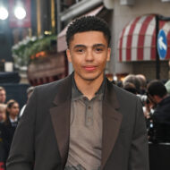 El actor Jay Lycurgo da una lección de estilo a sus fans con un traje gris marengo de Fendi El actor británico Jay Lycurgo asistió a la premier de la película "Steve" en Londres con un look de la Colección Fendi Otoño/invierno 2025-2026.