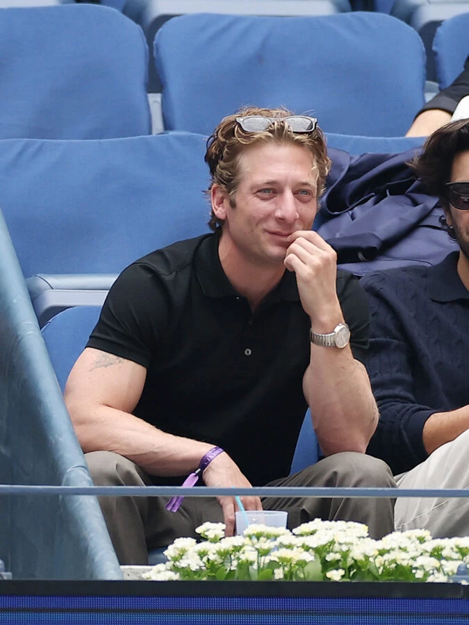El actor Jeremy Allen White en el US Open 2025 con su reloj Tambour de Louis Vuitton