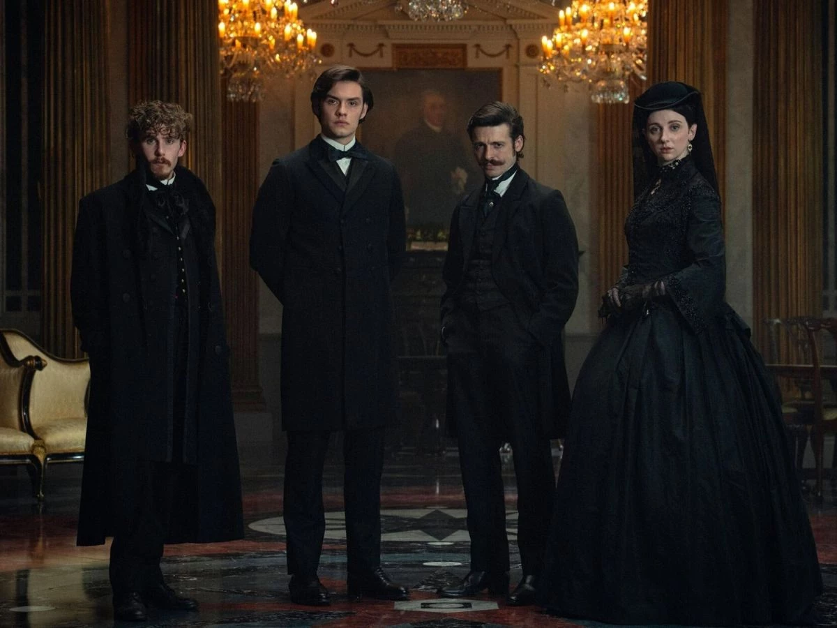 Escena de la serie La casa Guinness de Netflix en la que aparecen los protagonistas vestidos de negros en un hall muy elegante