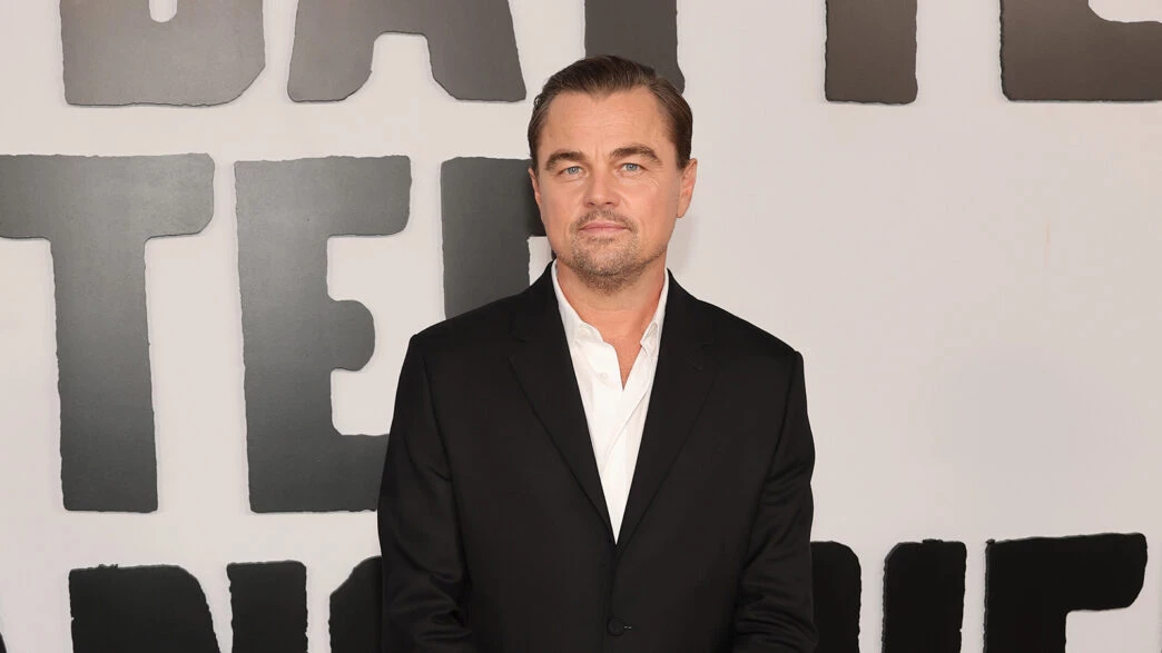 El actor Leonardo Di Caprio vestido con traje de Dior en el photocall de la película The one battle after another