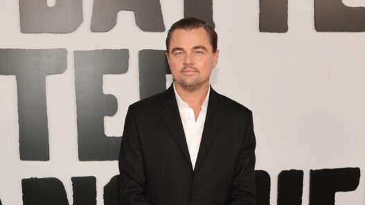 El actor Leonardo Di Caprio vestido con traje de Dior en el photocall de la película The one battle after another