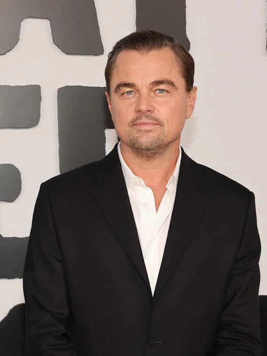 El actor Leonardo Di Caprio vestido con traje de Dior en el photocall de la película The one battle after another
