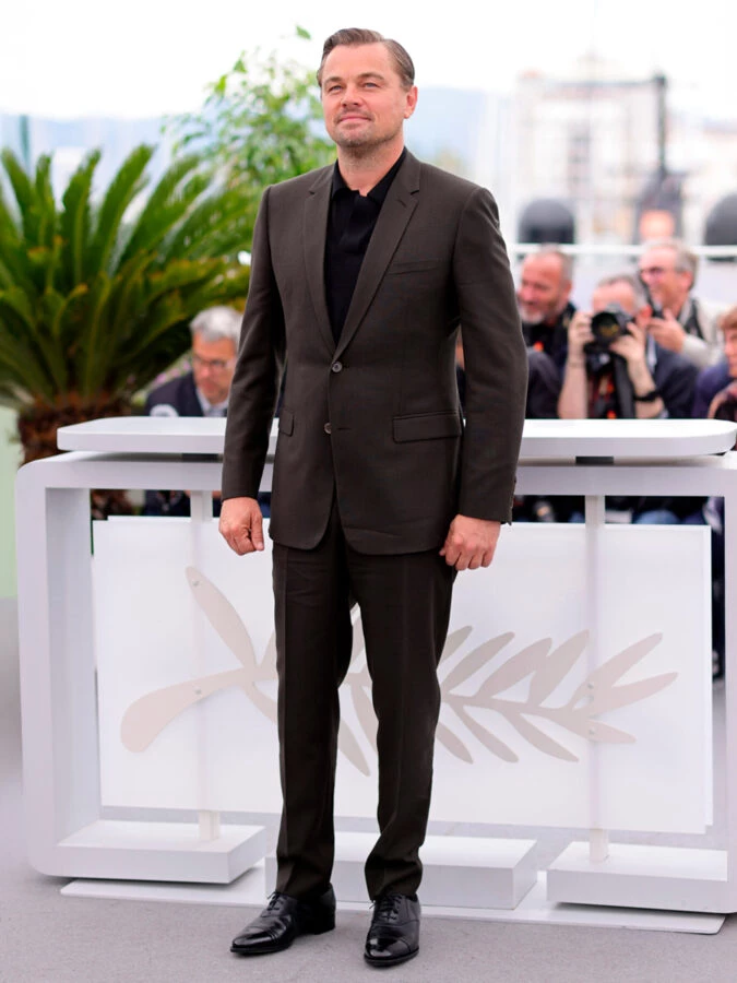 Leonardo DiCaprio vestido con traje marrón de lana de Dior en la presentación de la película "Los asesinos de la luna" en mayo de 2023.