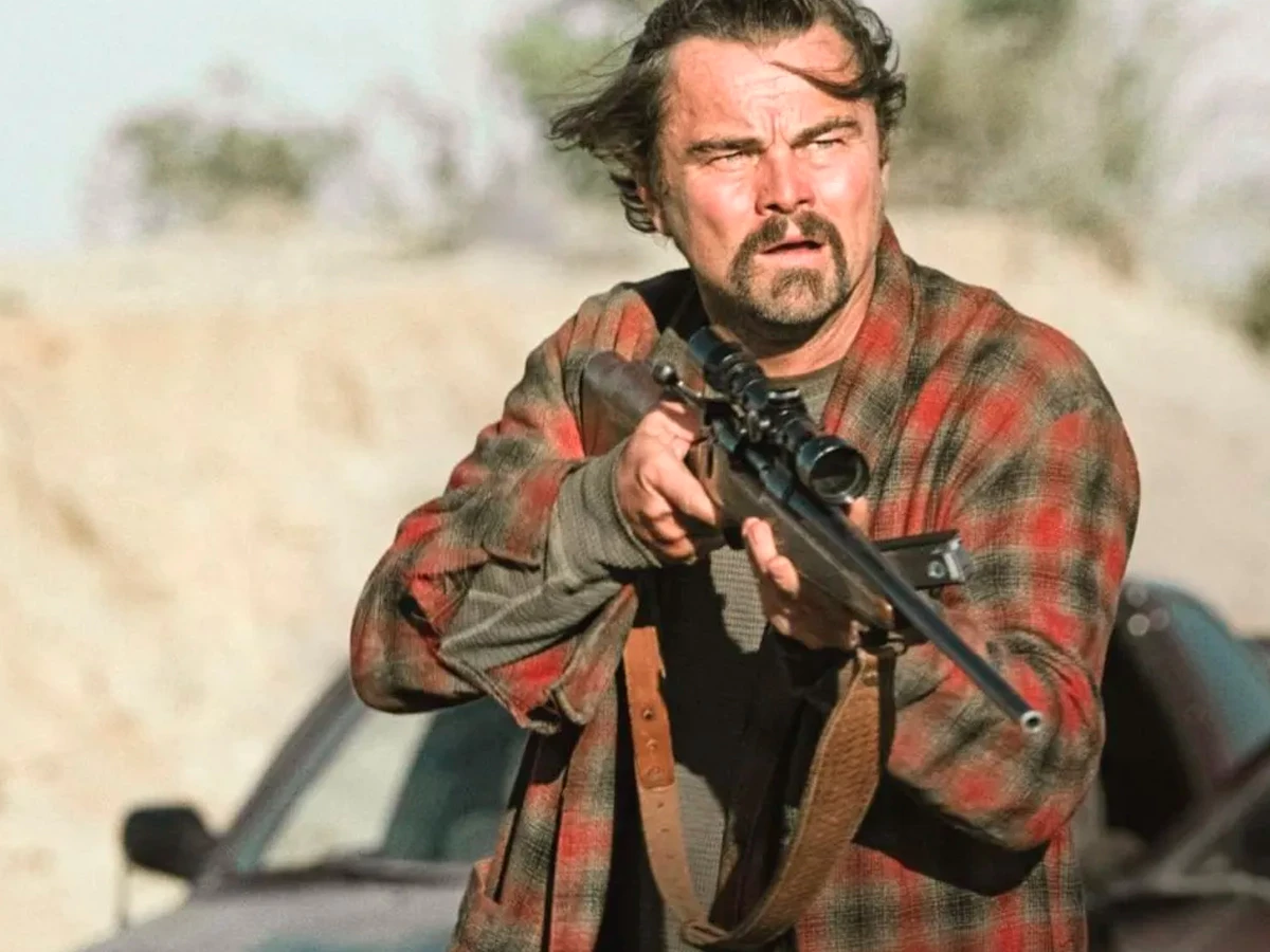 Leonardo DiCaprio con un arma en la mano en una secuencia de la película Una batalla tras otra