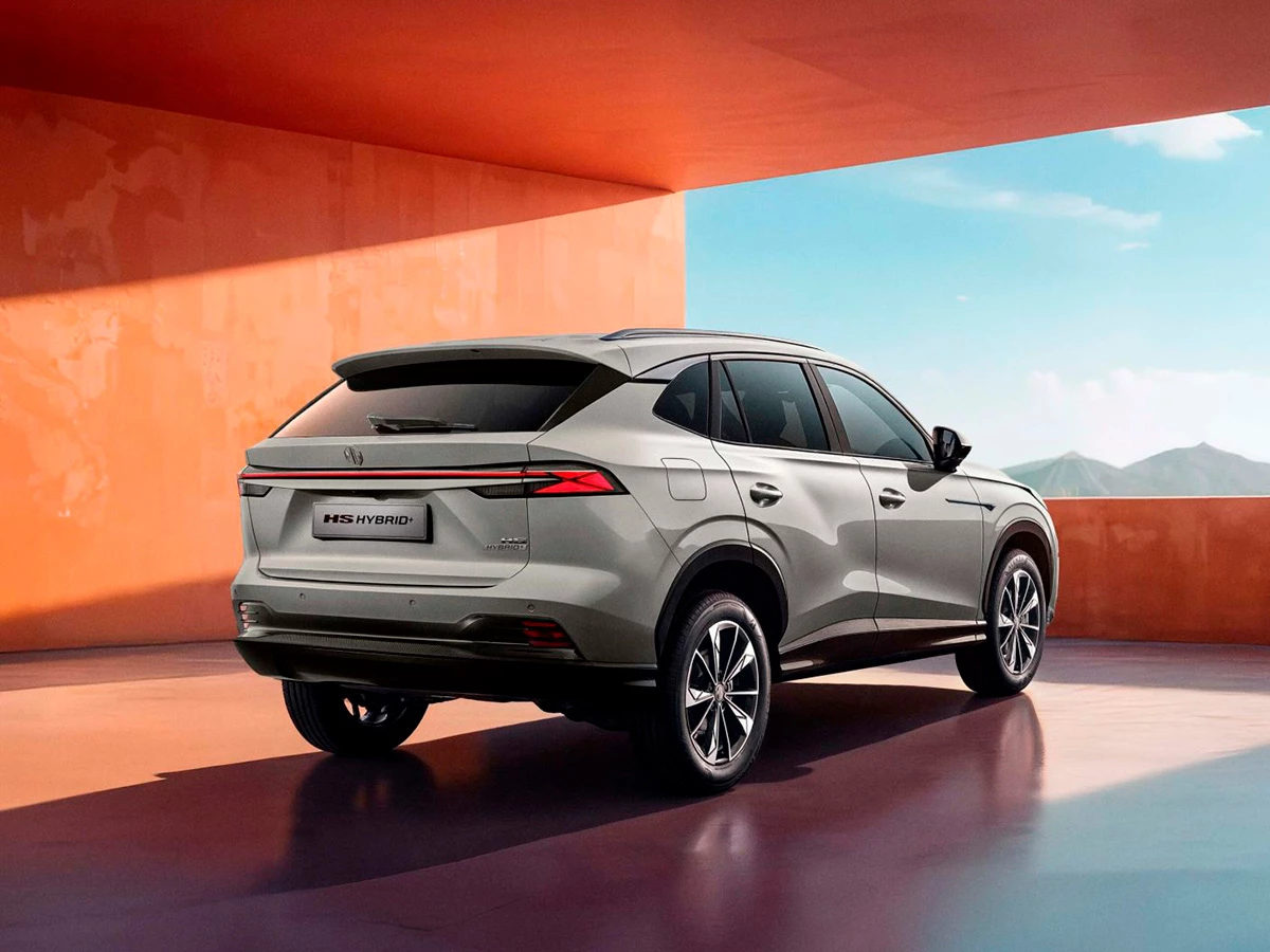 Vista trasera del MG HS Hybrid+ en color gris con diseño SUV y detalles deportivos.