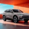 Vista frontal y lateral del MG HS Hybrid+ 2025 en color gris con parrilla de gran tamaño y faros LED.