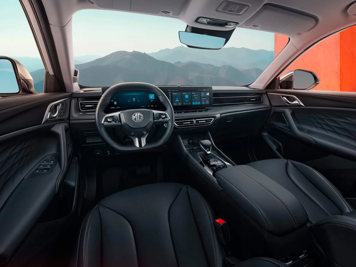 Interior del MG HS Hybrid+ con volante multifunción, asientos de cuero y doble pantalla digital.